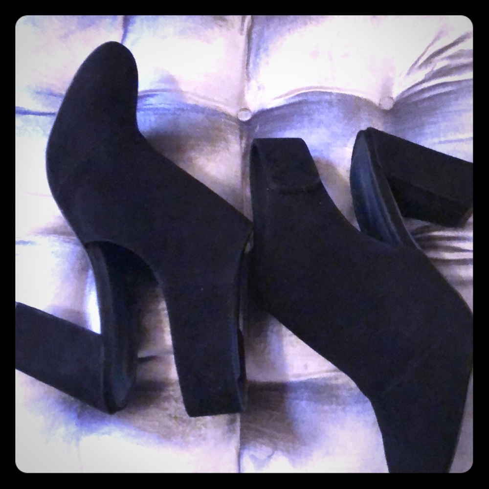 Black suede Adam Tucker sling backs slay!